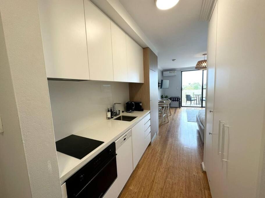 Sunny Large Bondi -lift-parking-balcony-ac