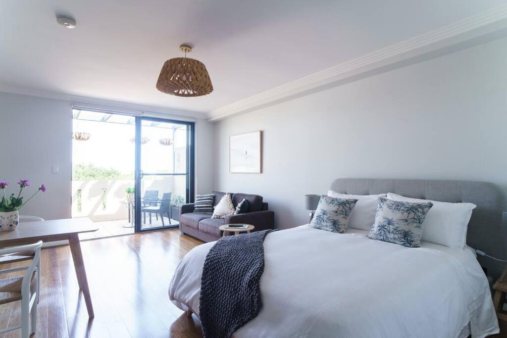 Sunny Large Bondi -lift-parking-balcony-ac Sydney