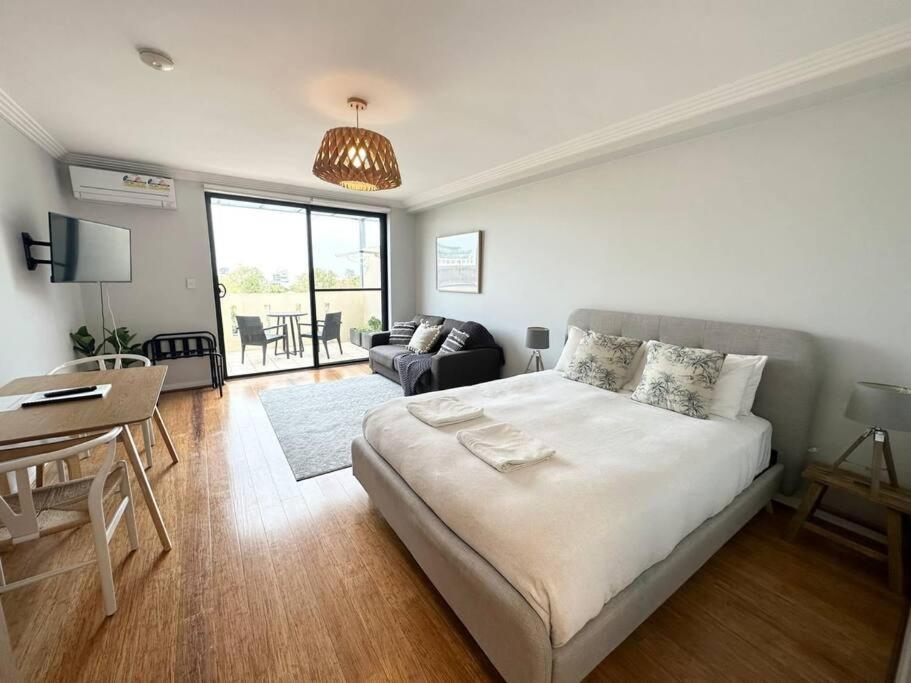 Sunny Large Bondi -lift-parking-balcony-ac * Sydney