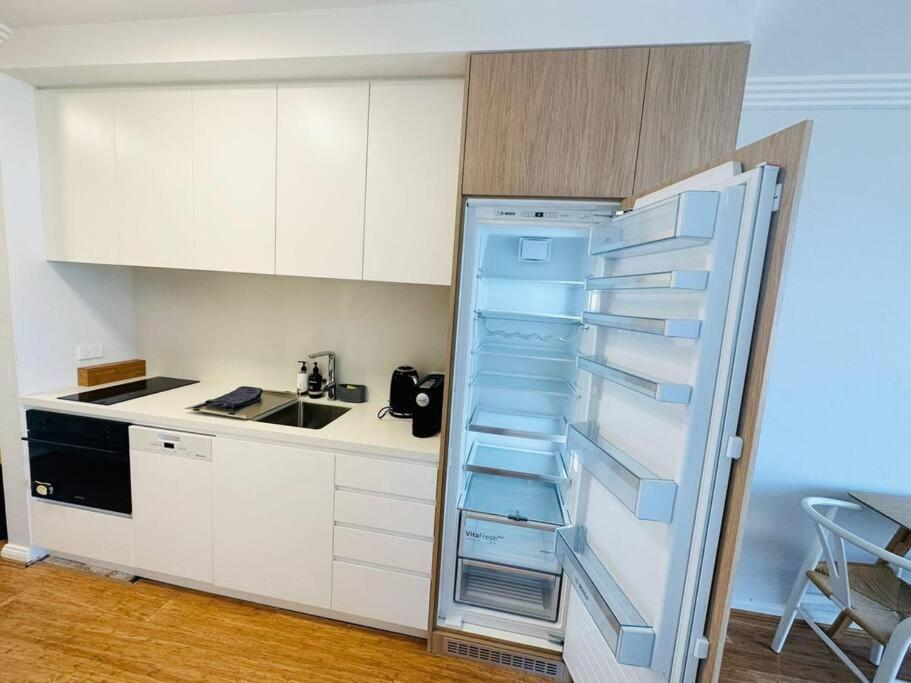 Sunny Large Bondi -lift-parking-balcony-ac Sydney